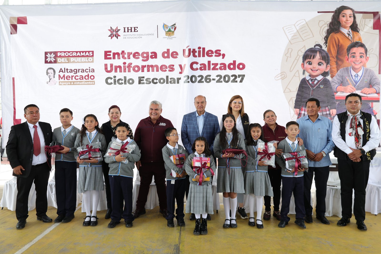 Natividad Castrejón entrega útiles, calzado y uniformes en cinco municipios